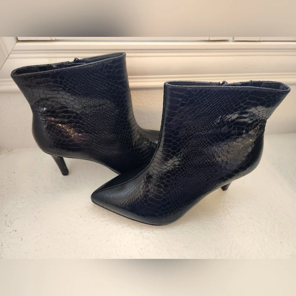 Torrid Black Faux Leather Snake Print Side Zip Pointed Toe Booties Size 9.5 WW - Picture 3 of 16